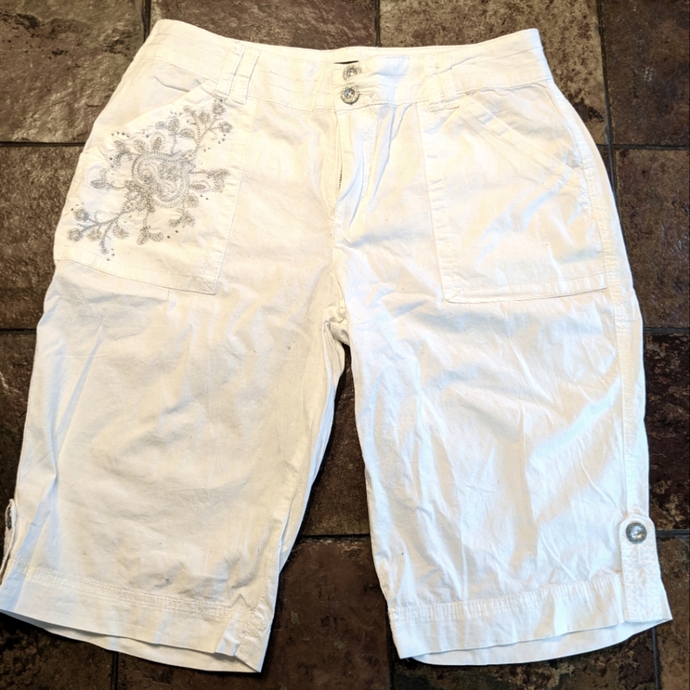 White Roz & Ali Capris with Embroidered Detail Pocket Size 10
